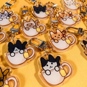 Portachiavi in acrilico con gatto nella tazza da tè / Ciondolo in acrilico / Simpatico regalo per animali domestici / Portachiavi per animali domestici / Borsa Ita / Ciondolo per telefono / Gatto fantastico /