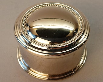 Caja para pastillas vintage WMF plateada, pequeña caja para baratijas, caja redonda con tapa, almacenamiento de joyas, decoración de tocador alemana de mediados de siglo.