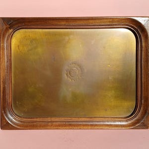 Vassoio vintage in rame/ottone con cornice in legno. Un vassoio massiccio per bar o ristorante. Cornice in legno molto antica. 41 x 31 cm. Prodotto in Germania.