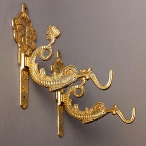Vintage holländska mässingsväggkrokar set om 2, figurativa fiskkrokar, utsmyckad Hollywood Regency-väggdekor, nautiska mässingsgalgar