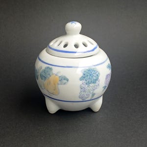 Small antique Chinese porcelain jar with lid / Chinese incense burner /hand painted