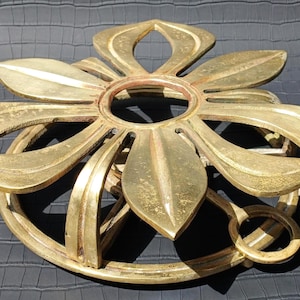 Vintage massiv mässingsunderlägg med brännutrymme (vikt: 985 g) - Glöggvärmare / Spisställ - Köksredskap i mässing från mitten av århundradet