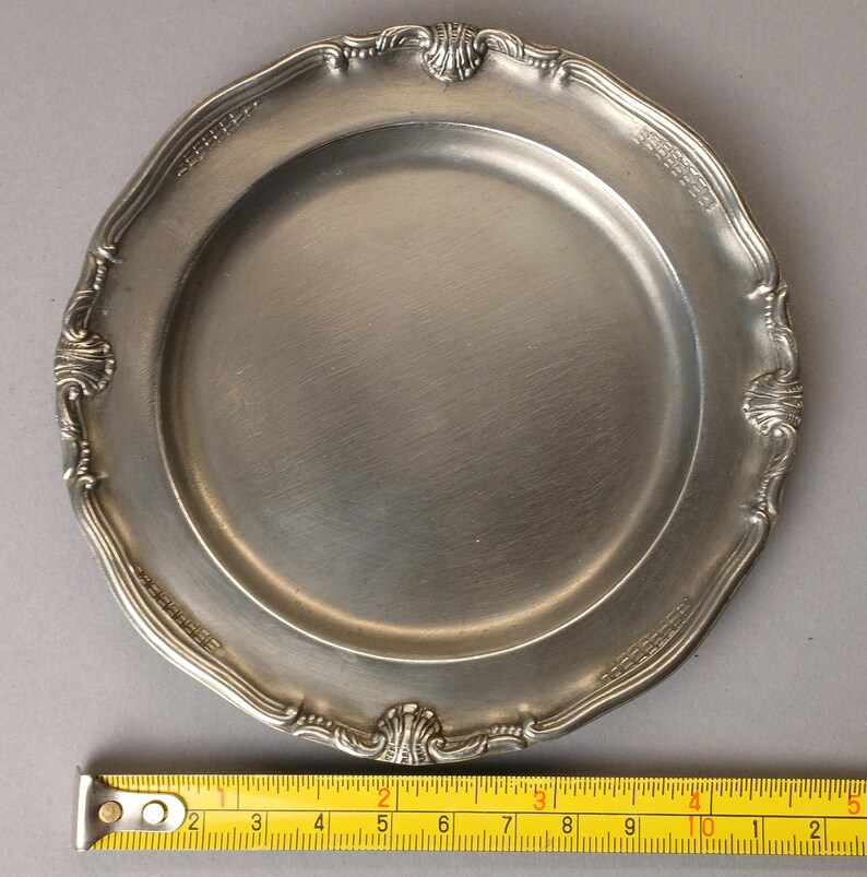 Posavasos antiguos de peltre pesado, juego de 6, /95% Zinn / 736 g. Hechos a mano, posavasos grandes de metal de 37,3 cm (736 g), artículos de bar europeos antiguos. imagen 19