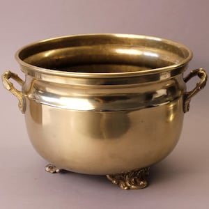 Vintage-Übertopf aus Messing mit verzierten Füßen und Griffen – Hollywood Regency Messing-Übertopf – Dekorativer goldener Blumentopf – 23 cm