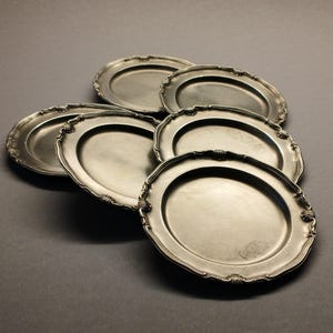 Posavasos antiguos de peltre pesado, juego de 6, /95% Zinn / 736 g. Hechos a mano, posavasos grandes de metal de 37,3 cm (736 g), artículos de bar europeos antiguos. imagen 3