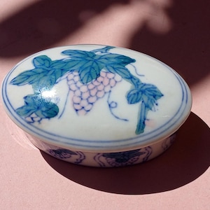 Vintage old China porcelain smoll jewelry box / small trinket storage box / Old pill box / trinket box / ring storage box / Box for Rings