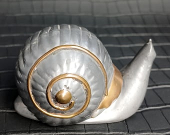 Caixa de bugigangas vintage em forma de caracol de estanho com detalhes dourados – Mini caixa para joias/pílulas/anéis, 4 cm, 182 g, c. 1970–1990