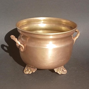 Vintage small brass planter. Antique brass pot. Pot for small items. Trinket pot