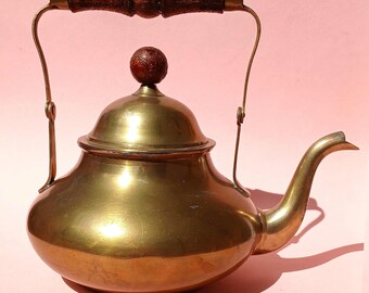 Tetera vintage de latón macizo / Tetera de latón maciza decorativa con mango de madera / Utensilios de cocina de mediados de siglo