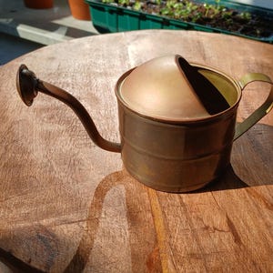 Annaffiatoio vintage in rame di piccole dimensioni per innaffiare le piante, per decorare balconi, giardini, cucine e case.