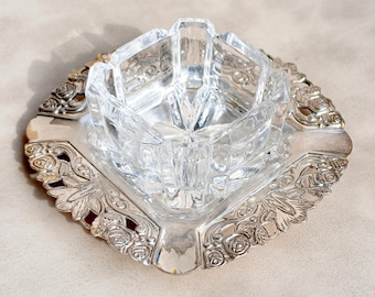 Seltener kleiner Kristall Aschenbecher auf einem versilberten Ständer. Seltene Quist.