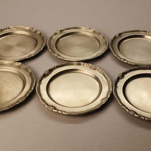 Posavasos antiguos de peltre pesado, juego de 6, /95% Zinn / 736 g. Hechos a mano, posavasos grandes de metal de 37,3 cm (736 g), artículos de bar europeos antiguos. imagen 17