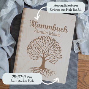 Könnte beinhalten: Ein helles Familienbuch aus Holz mit den Worten "Stammbuch Familie Meier" und einem Baumdesign. Das Buch misst 25x32x3 cm und besteht aus 3 mm dickem Holz.