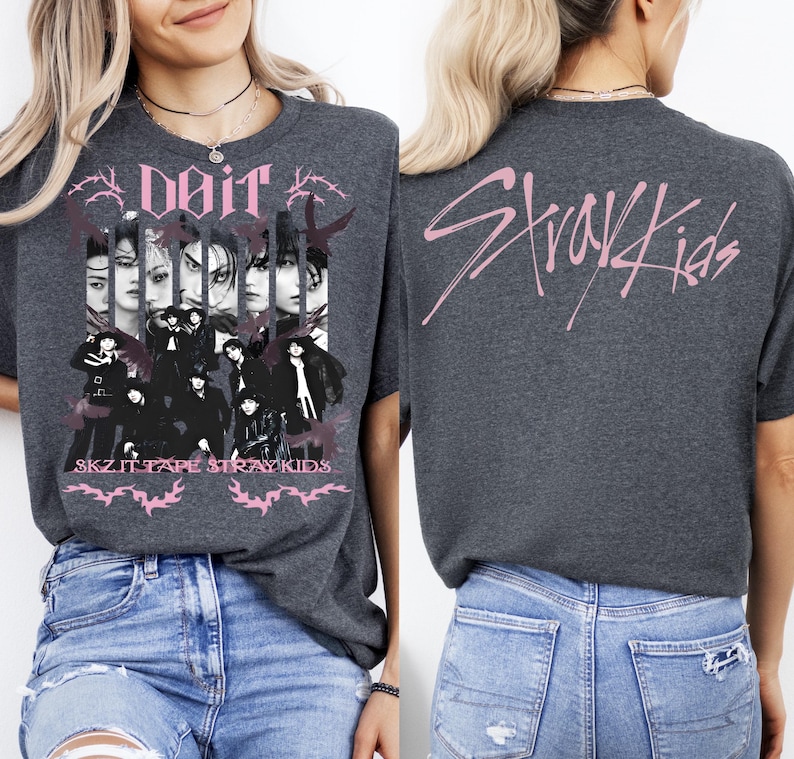 K&ouml;nnte beinhalten: Dunkelgraues T-Shirt mit einem rosa Aufdruck auf der Vorderseite, einschlie&szlig;lich der Texte "Doit" und "SKZ IT TAPE STRAY KIDS". Auf der R&uuml;ckseite des T-Shirts steht der rosa Text "Stray Kids".