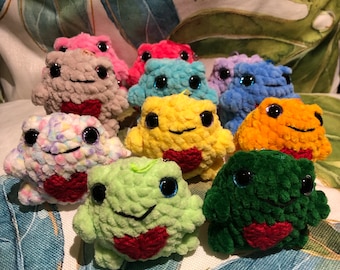 Ranita de crochet. Ranita enamorada. Llavero. Suave y esponjosa. Muchos colores. El mejor regalo.