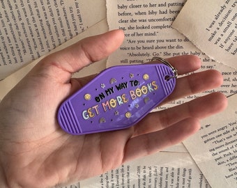 OMW para obtener más libros Vintage Motel Llavero / Llavero Bookworm / Llavero Bookish / Regalo Bookish / Amante de los libros / Llavero / Etiqueta clave