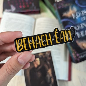 Behach Éan Wasserdichter Aufkleber | Offiziel lizensiert | Haus der Flügelschläge | Königreich der Krähen | Bücherwurm Geschenk | FantasieLeser