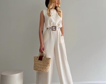 Geborduurde beige damesjumpsuit met riem