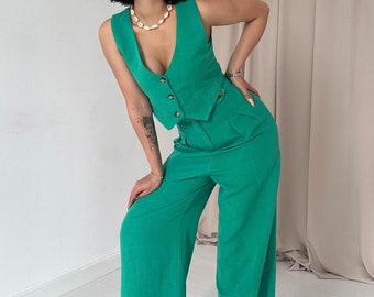 Costume femme vert boutonné avec gilet et pantalon