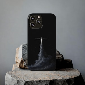 Puede incluir: Funda de teléfono negra con un diseño de temática espacial. La funda presenta un cohete que se lanza al espacio, con las palabras "NEVER STOP!" impresas en blanco. La funda tiene un acabado brillante y un recorte para la cámara.