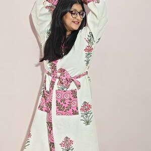 Bata de baño de algodón gofre: bata floral con estampado a mano