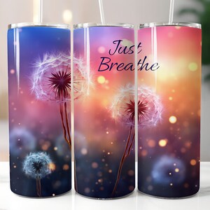 以下が含まれることがあります： タンポポと「Just Breathe」の文字が描かれた、カラフルなデザインのステンレス製タンブラー。背景は青からオレンジ、ピンクへと変化し、ボケ効果があります。ストロー付き。