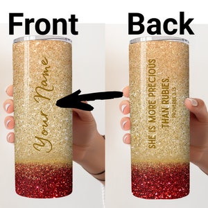 Puede incluir: Un vaso de glitter dorado y rojo con una inscripción dorada que dice "Ella es más preciosa que las rubíes. Proverbios 31:15".