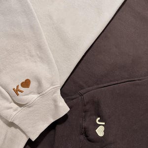 Suéter personalizado con inicial bordada de corazones, suéter personalizado, inicial con corazón en la manga, regalo de aniversario, sudaderas a juego para pareja