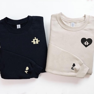 Sudadera con capucha con corazón bordado personalizado, suéter personalizado para parejas, inicial con corazón en la manga, regalo de aniversario, sudaderas con capucha para parejas a juego