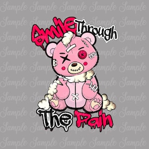 Puede incluir: Un oso de peluche rosa con puntadas y un parche rojo en el ojo. El oso está sentado en una nube blanca con las palabras "Smile Through The Pain" escritas en estilo graffiti rojo y negro.