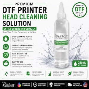 Peut inclure: Une bouteille en plastique transparent de solution de nettoyage pour tête d'imprimante DTF Custom Design Press avec un bouchon blanc. L'étiquette porte le texte 'Extra Strength Formula' et '250ML Net Volume'. La bouteille est entourée d'éclaboussures d'eau.
