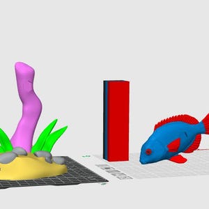 Pu&ograve; includere: Una scena renderizzata in 3D con un pesce blu e rosso, una base di sabbia gialla con erba verde e rocce grigie e una struttura rosa simile al corallo. Sono presenti anche due forme rettangolari, una verde e una rossa.