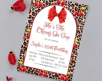 Könnte beinhalten: Eine Geburtstagseinladung mit einem Hintergrund aus Leopardenmuster und roten Kirschen. Der Text lautet "She's The Cherry On Top" und "Jayda's 25th Birthday". Die Einladung enthält Details zur Veranstaltung, einschließlich Datum, Uhrzeit, Ort und RSVP-Informationen.