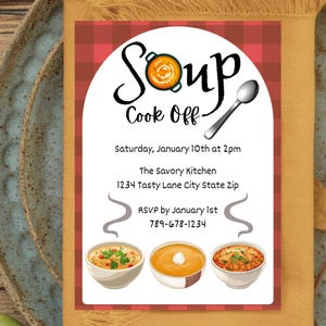 Puede incluir: Una tarjeta de invitación rectangular para un evento "Soup Cook Off". El diseño presenta un fondo a cuadros rojos y blancos, con las palabras "Soup Cook Off" en una fuente estilizada. La invitación incluye la fecha, la hora, el lugar y la información de RSVP, junto con imágenes de tres sopas diferentes.