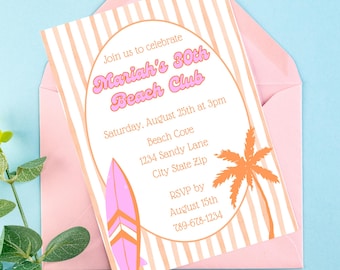 Könnte beinhalten: Eine rosa Einladung mit dem Text "Mariah's 30th Beach Club" in einer Retro-Schriftart, mit einer Illustration eines Surfbretts und einer Palme. Die Einladung befindet sich in einem rosa Umschlag, mit hellblauem Hintergrund.