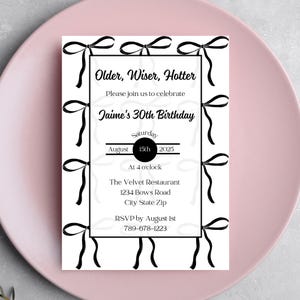 Invitación digital de cumpleaños con lazo negro / Invitación para mayores sabios y más sexys / Plantilla de invitación para el 30.º cumpleaños / Fiesta coqueta editable e imprimible