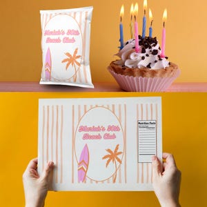 Puede incluir: Imagen de cumpleaños con una magdalena y una bolsa de fiesta. La magdalena tiene velas encendidas y chispas de chocolate. La bolsa presenta un tema playero con una tabla de surf y un gráfico de palmera, y el texto "Mariah's 30th Beach Club".