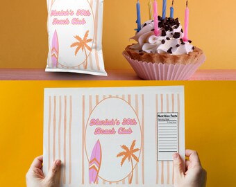 Könnte beinhalten: Ein Geburtstagsbild mit einem Cupcake und einer Party-Geschenktüte. Der Cupcake hat brennende Kerzen und Schokoladenstückchen. Die Tüte zeigt ein Strandthema mit Surfbrett und Palmen-Grafik sowie den Text "Mariah's 30th Beach Club".