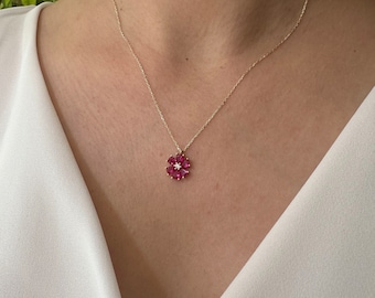 Collana in oro 14 carati con rubino, collana minimalista con fiore, ciondolo con pietra preziosa in oro massiccio con rubino, collana con pietra portafortuna di luglio, regalo delicato per la festa della mamma