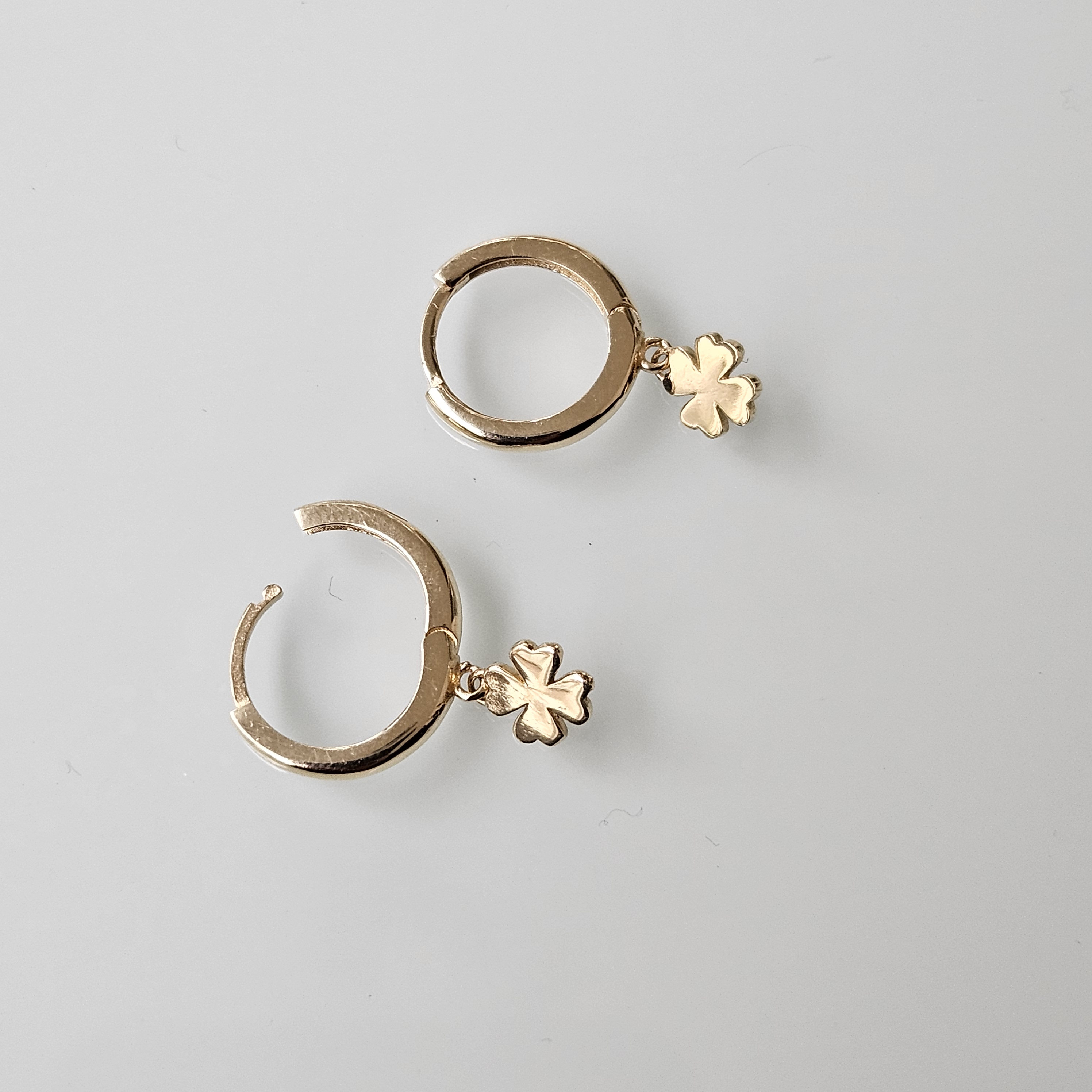 AILPIWE Orecchini Pendenti A Cerchio Placcati Oro 14K Con Quadrifoglio E Zirconi – Regalo Donna
