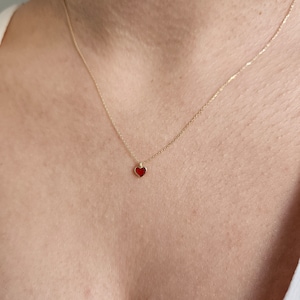 Colar de coração esmaltado vermelho, colar minimalista, colar de ouro maciço 14K, pingente de coração pequeno, presente de Dia dos Namorados para ela, presente de Natal