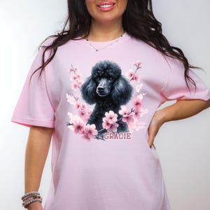 Personalisiertes schwarzes Pudel-Hundehemd für Frühling, kundenspezifisches Kirschblüten-Hundet-shirt Geschenk für Hundemama, Sakura-Ästhetik, Pudel-T-Shirt Geschenk