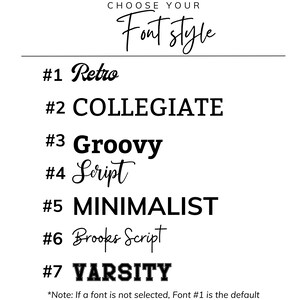 K&ouml;nnte beinhalten: Eine Grafik mit sieben verschiedenen Schriftarten, die von 1 bis 7 nummeriert sind. Die Schriftarten sind: Retro, Collegiate, Groovy, Script, Minimalist, Brooks Script und Varsity. Der Text "W&auml;hlen Sie Ihren Schriftstil" befindet sich oben auf der Grafik. Der Text "*Hinweis: Wenn keine Schriftart ausgew&auml;hlt ist, ist Schriftart Nr. 1 die Standard-Schriftart" befindet sich unten auf der Grafik.