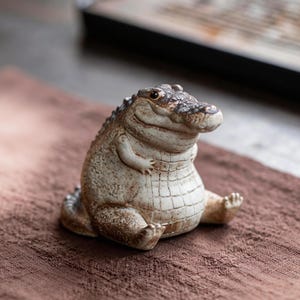 かわいい粘土製のワニの彫刻：お茶好きのための愛らしいワニの置物｜手作りのワニのティーテーブルオーナメント｜カンフーティーアクセサリー