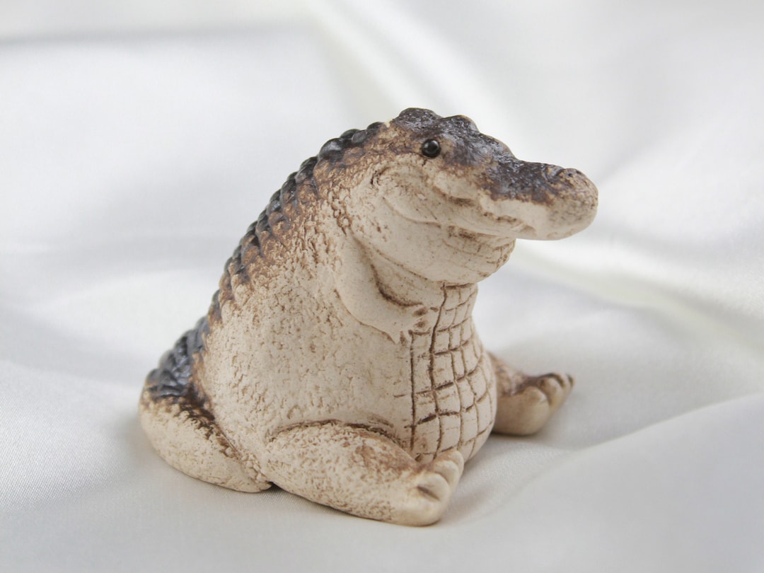 Cute Ceramic Alligator Sculpture: Adorable Crocodile Figurine for Tea