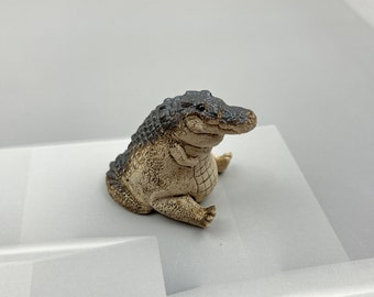 Jolie sculpture alligator en céramique : adorable figurine crocodile pour les amateurs de thé