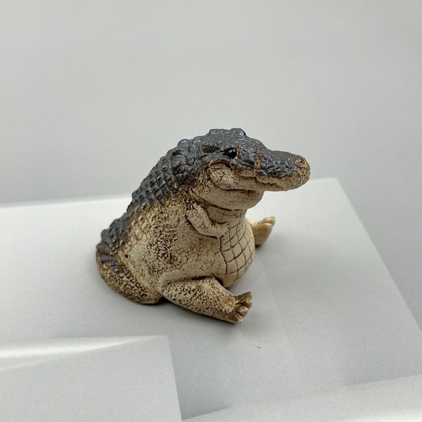 Cute Ceramic Alligator Sculpture: Adorable Crocodile Figurine for Tea Lovers