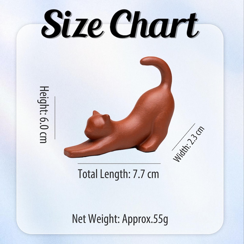 Puede incluir: Figura de gato de cer&aacute;mica marr&oacute;n en pose de estiramiento. El gato mide 2,3 cm de ancho, 7,7 cm de largo y 6,0 cm de alto. El peso neto es de aproximadamente 55 g. La imagen incluye el texto "Size Chart".