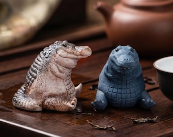 Bonita escultura de caimán de arcilla: adorable figura de cocodrilo para amantes del té.