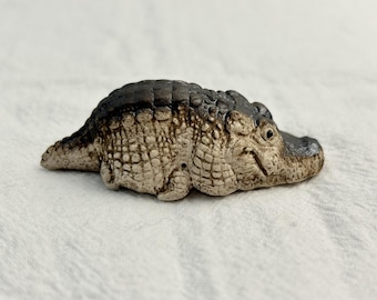 The chubby reclining crocodile sculpture is the ideal crocodile tea pet, clay pottery crocodile statue ceramic ornaments